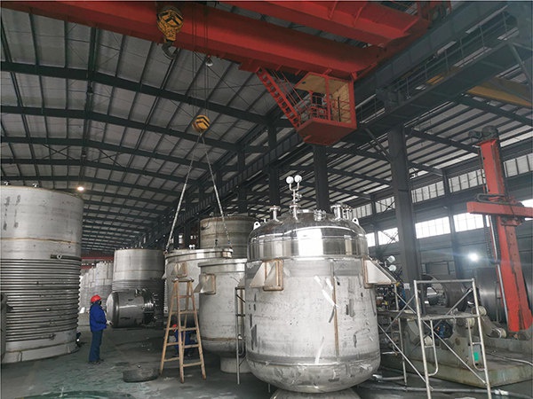 廂式壓(ya)濾機的(de)自動卸(xie)餅裝置(zhì)